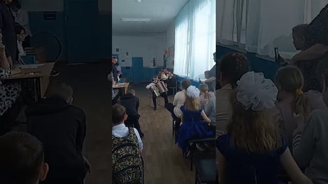 Димон играет в школе