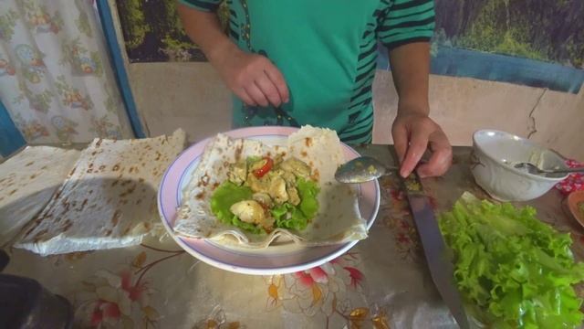 Готовлю - делаю мясо птицы в лаваше, для семьи.