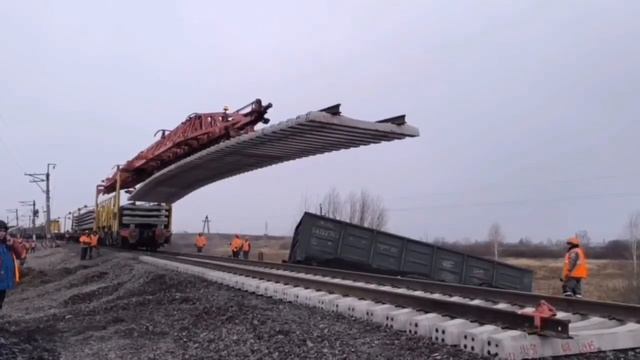 Железнодорожники подняли и убрали с пути все вагоны после схода