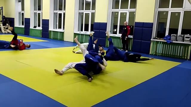 Бросок через грудь. Ura-nage.