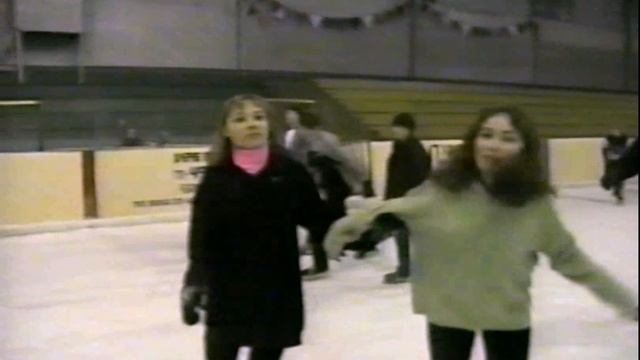 На катке со своим выпускным 11 "В" классом. 2002 год