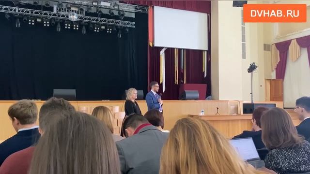 Студенты забросали ректора вопросами о переезде пединститута