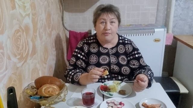 Мукбанг. Спагетти и биточки,редис ,компот из сливы.Свиные масёльчики!