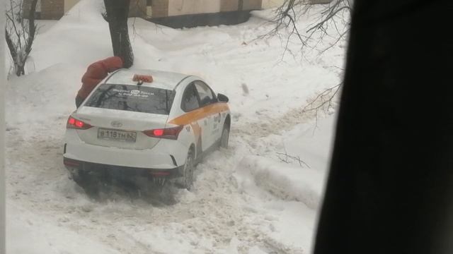 Заблокировались двери в заведенной машине