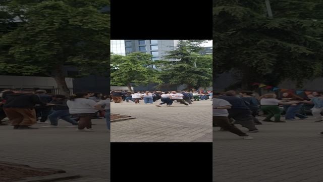 Уличные танцы возле православной церкви в Сантьяго.