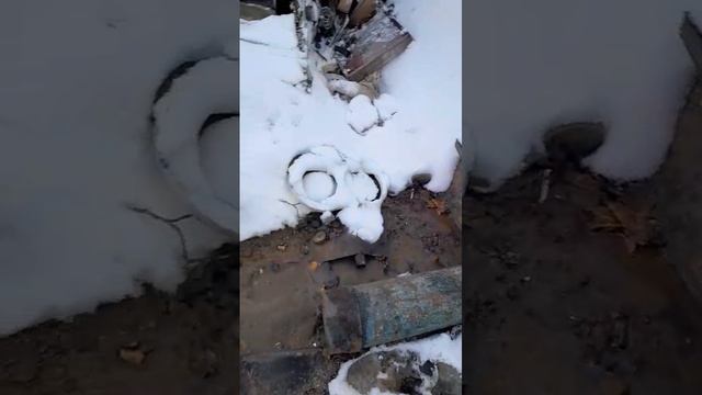 На ул. Свердловской затапливает жилой дом