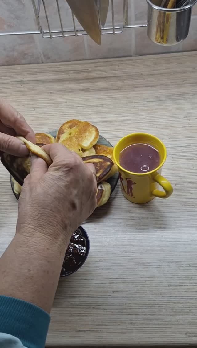 Кисель из замороженных ягод и оладушки
на кефире.Чем не завтрак?