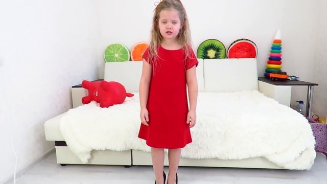 Lera puts on her mother's shoes! Does makeup, dresses up in dresses