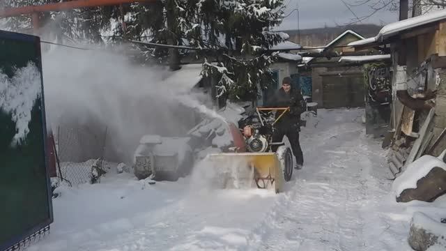 Самодельный снегоуборщик к мотоблоку. Подробное описание.