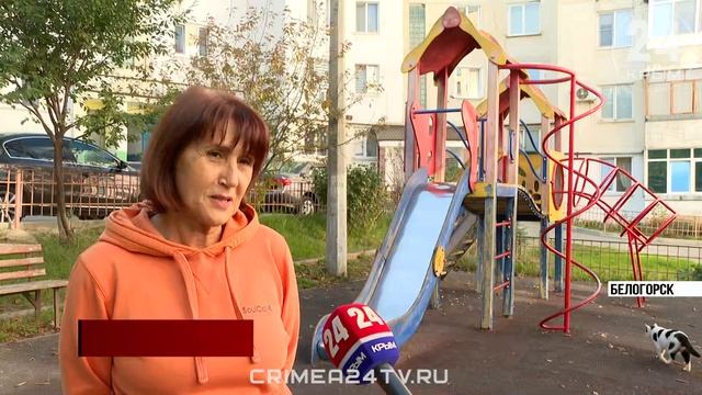 В одном из дворов Белогорска разрушается детская площадка. Как решат эту проблему