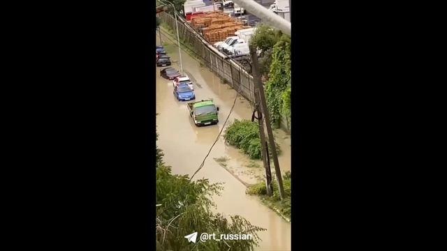 Сочи топит, машины в низинах начали уходить под воду