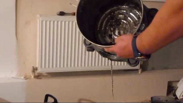 слить воду с батареи с помощью пылисоса, который может собирать воду.mp4