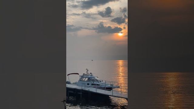 КАТЕРОК КАЧАЕТСЯ НА ВОЛНАХ