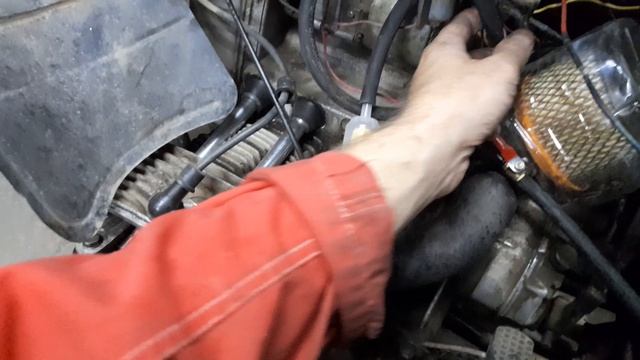 Как снять бак не пролив бензин.