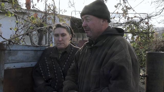 Полицейские оказывают помощь жителям освобожденного поселка