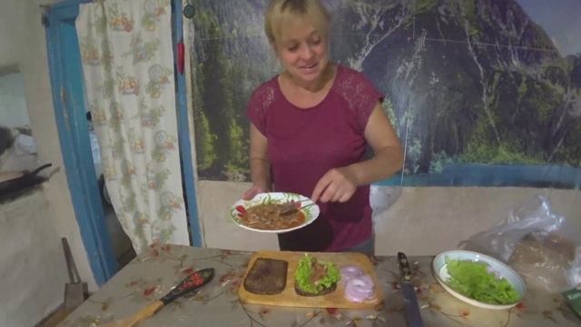 Готовлю - делаю тосты с килькой, на завтрак.