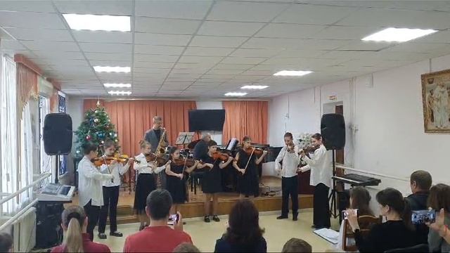 Ансамбль скрипачей.