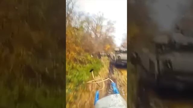 Поражение БМП «Bradley» с помощью оптоволоконного FPV-дрона в Курской области.