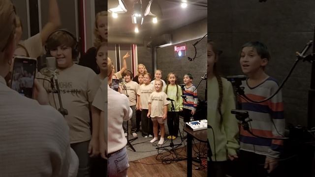 Группа Гармония KIDS и Полина Давидовская с новой песней "Симпампулька" на Студии Вячеслава Мерцалов