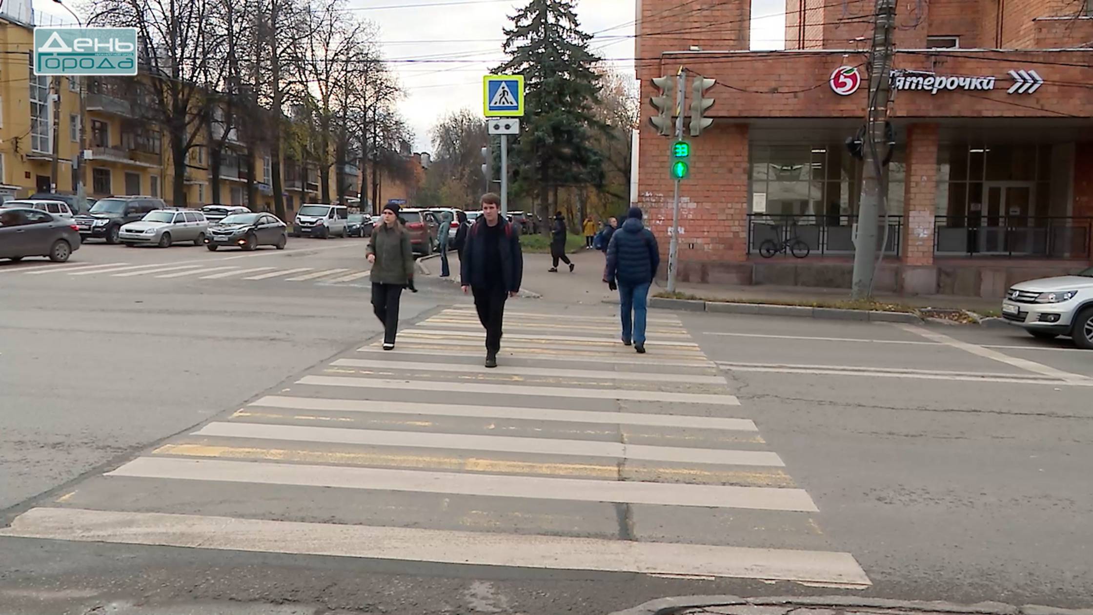 Тротуар на ул. Смирнова и светофор на ул. Ванеева