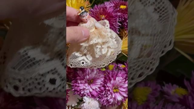 Миниатюрная куколка из пластики.
