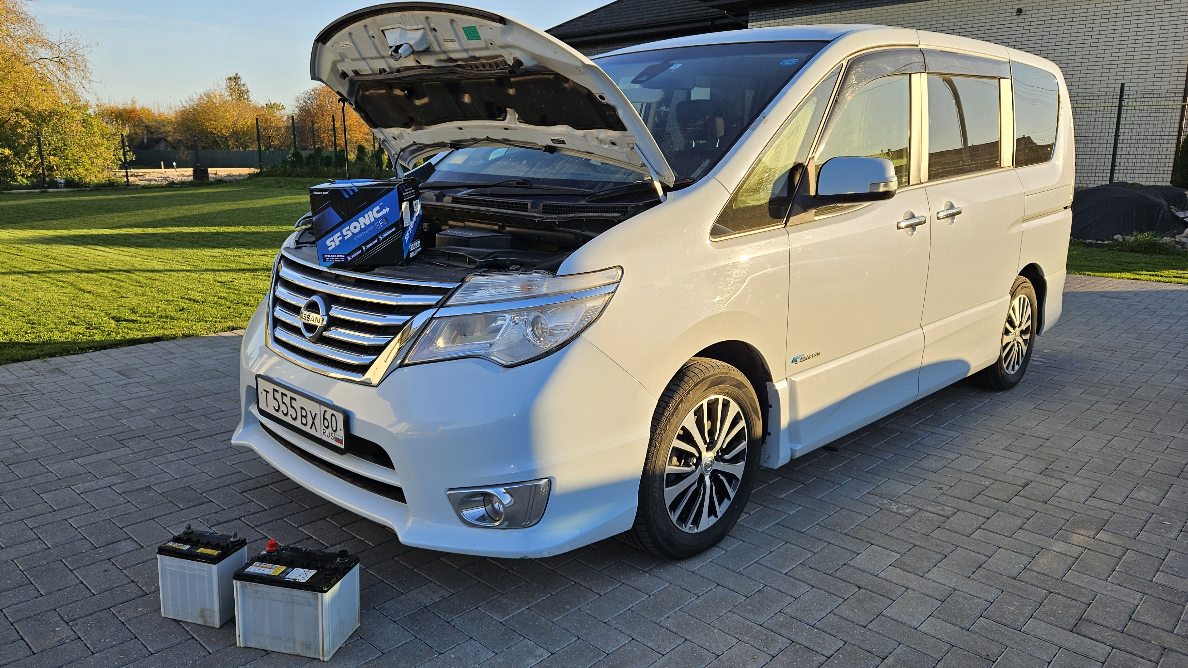 Nissan Serena C26 S-Hybrid 2014!Замена аккумуляторов.