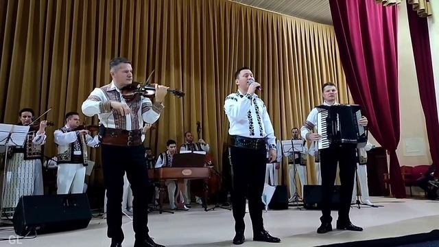 Оркеста Флуераш пе сцена ла Бричень. Хора.