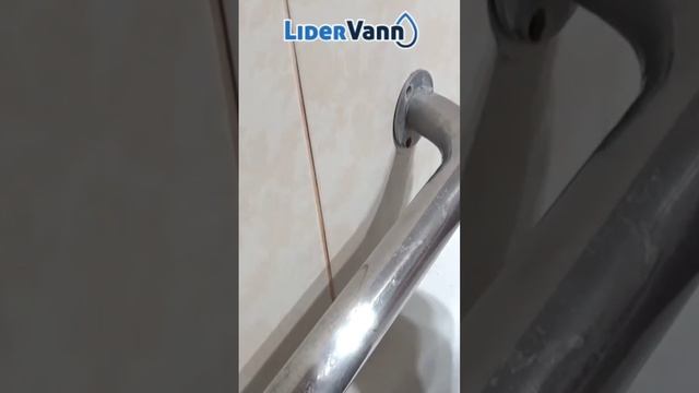 Установка акрилового вкладыша в ванну