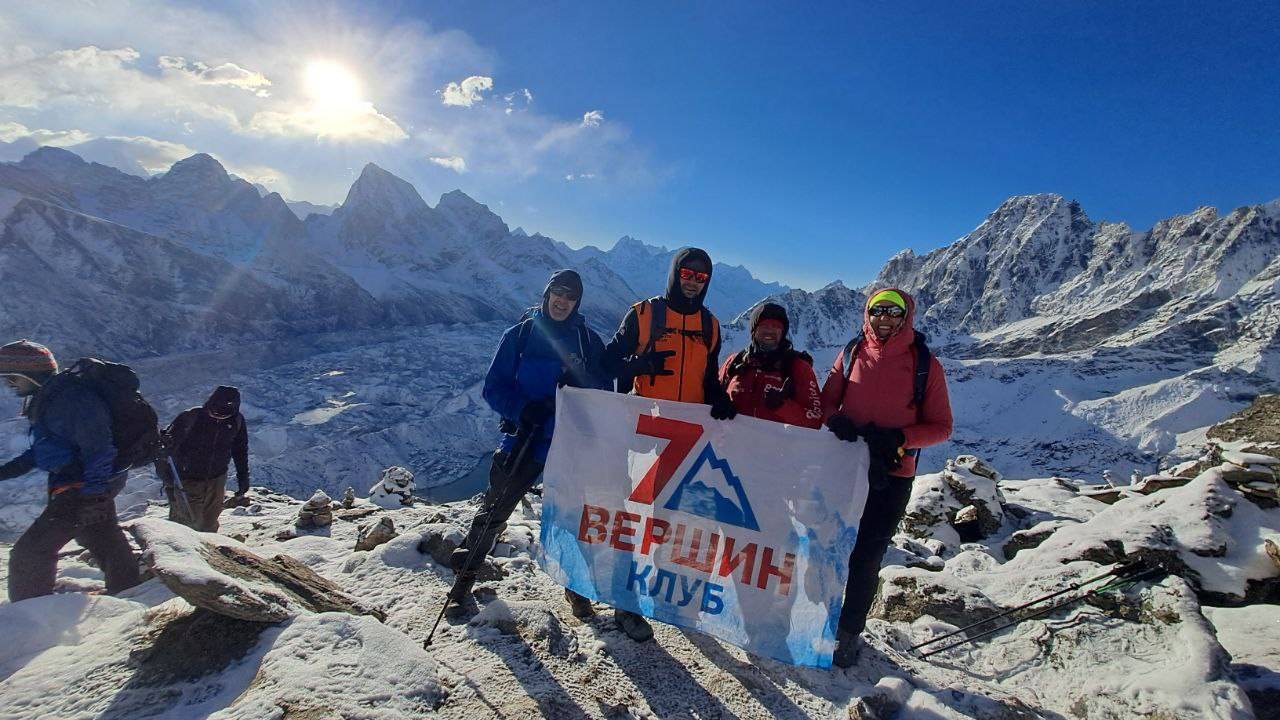 Группа Клуба 7 Вершин "Неразлучные" после восхождение на пятитысячник Гокио Ри идет в новый лодж