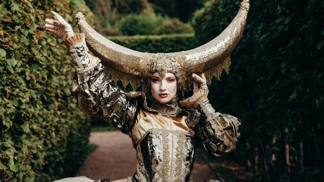 Золотая  фрейлина с рогами