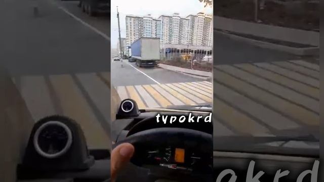 В Краснодаре поставили столб прямо посреди дороги