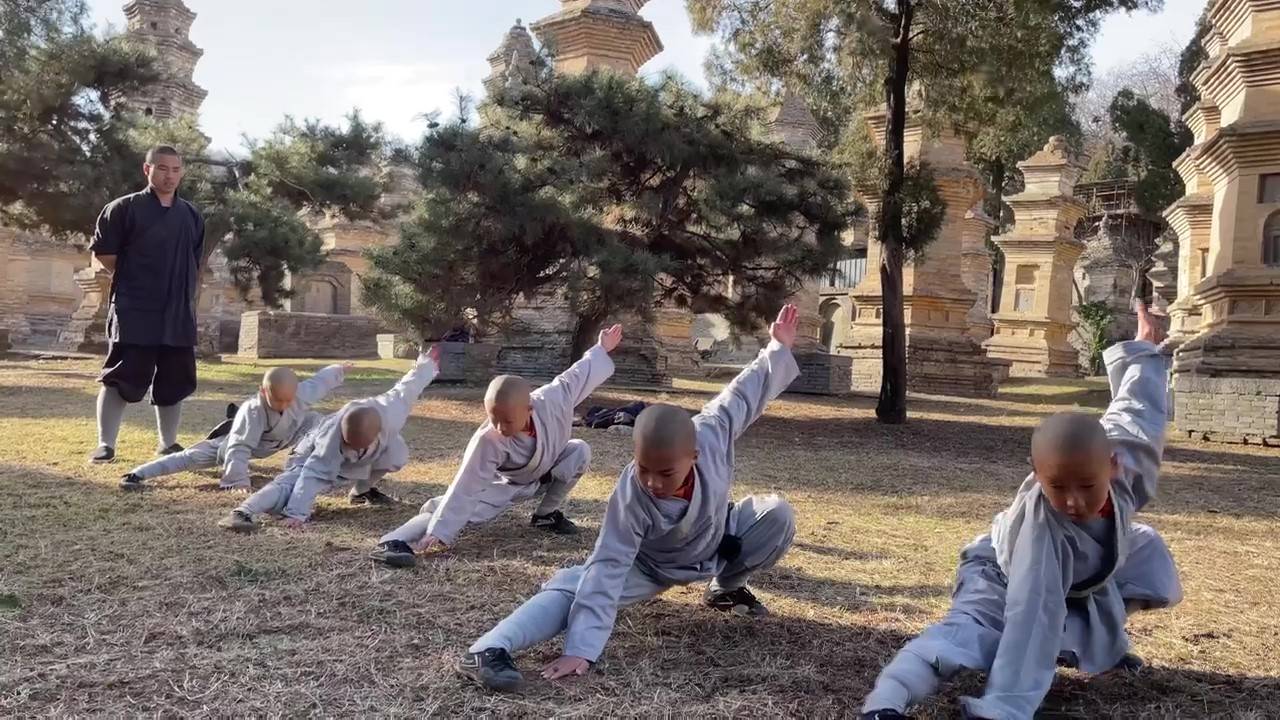 Дети храма Шаолинь практикуют кунг-фу