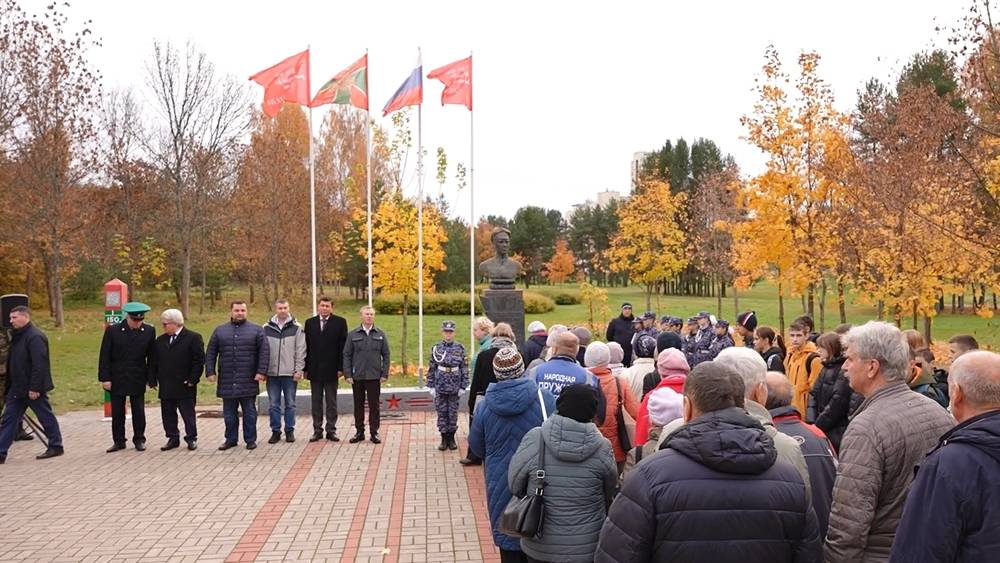 В сквере Пограничников почтили память героя Андрея Коробицина