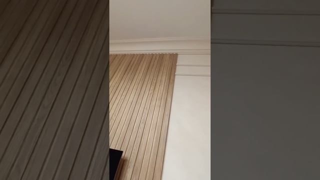 Реечные панели на стене светлый дуб