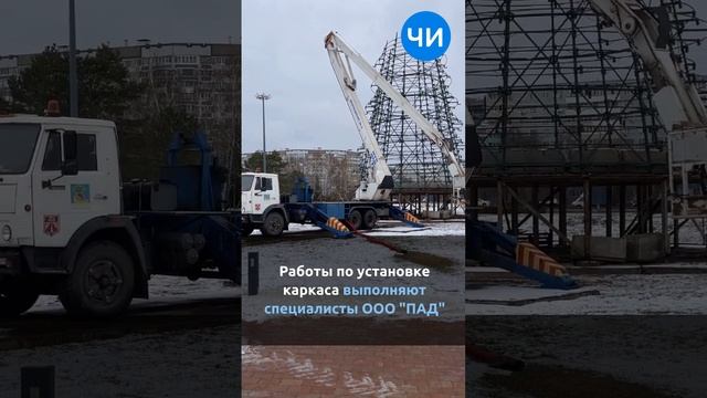 В Набережных Челнах устанавливают елку на площади «Азатлык»