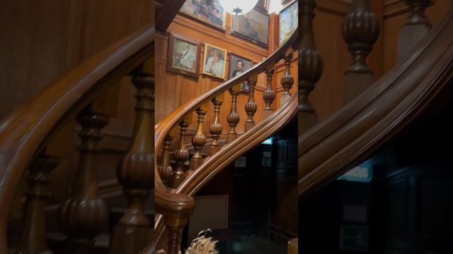Деревянная лестница в музее-квартире Исаака Бродского / Сходи Посмотри
