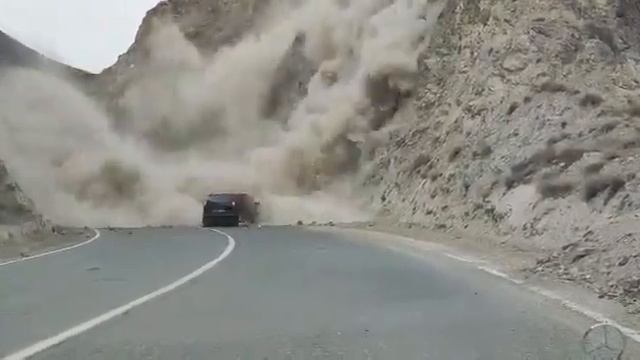 В Дагестане машина попала под камнепад