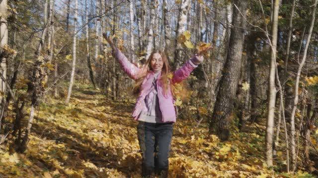 Золотая осень (автор-исполнитель Ю.Ключарёва)