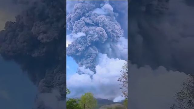 Мощное извержение вулкана Левотоби на индонезийском острове Флорес, 7 ноября 2024.