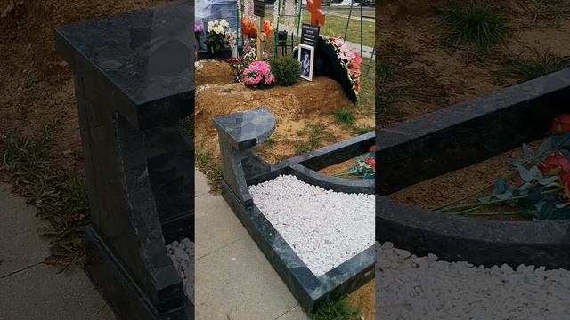 Сергею Колесникову поставили скромный памятник без фотографии...