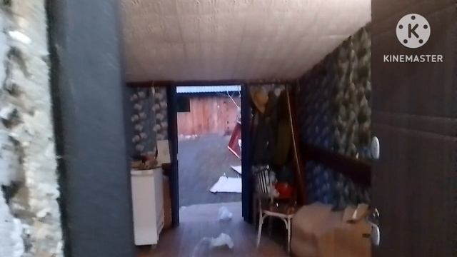 Установил входную дверь дома.