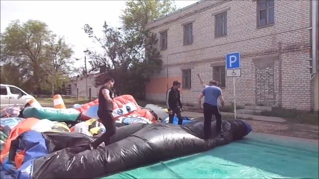 Как свернуть большой надувной батут... и не умереть