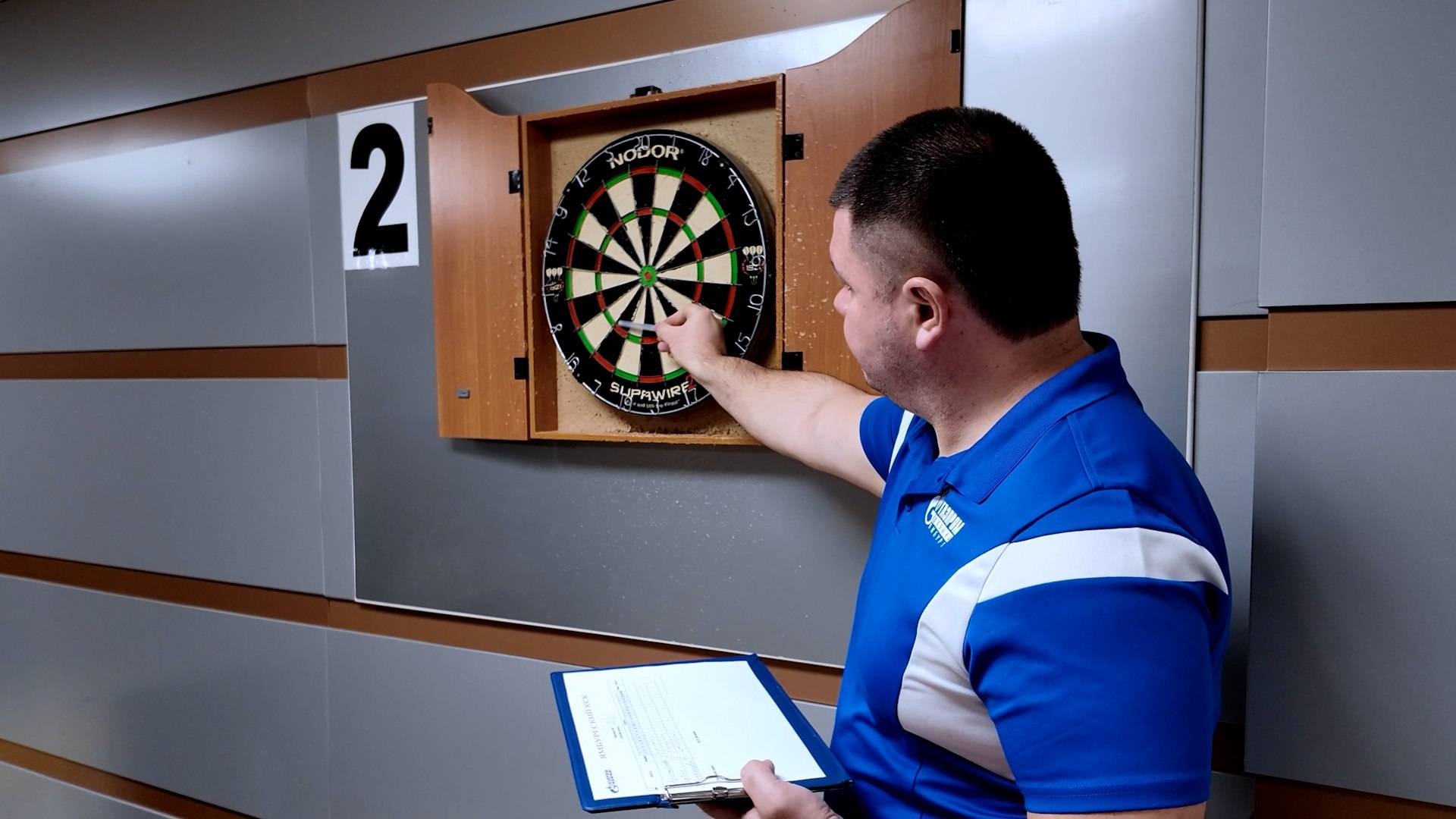 НЕ ГЛАЗКАМИ СТРЕЛЯТЬ / Женская спартакиада в Ямбурге началась с дартса