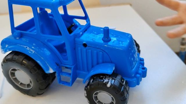 Синий трактор стал грязный. Будем его мыть