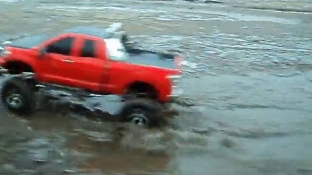 Радиоуправляемая Tamiya Toyota Tundra по лужам и льду