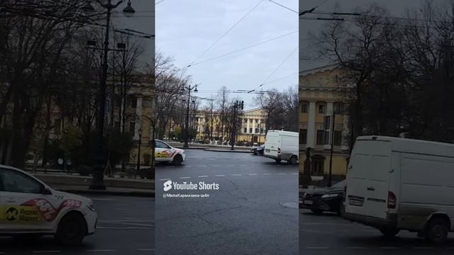 Санкт-Петербург. 08.11.2024. Вид на Адмиралтейство и Зимний дворец от начала Невского проспекта
