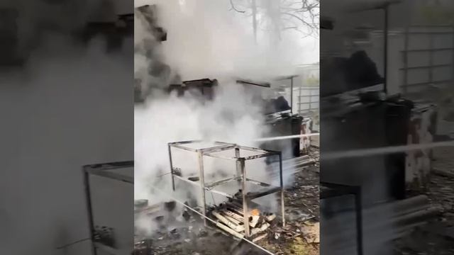 В Пролетарском районе Донецка сегодня сгорел гараж 🔥😢

Все хорошо, сотрудники МЧС потушили.