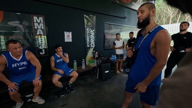 Небольшой спор Хамзата Чимаева и Армана Царукяна по поводу дисциплины в командах.