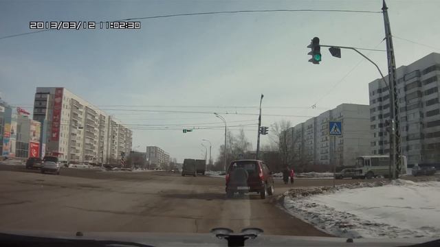 Пешеходы отжигают - бабушка с внучкой на перекрестке