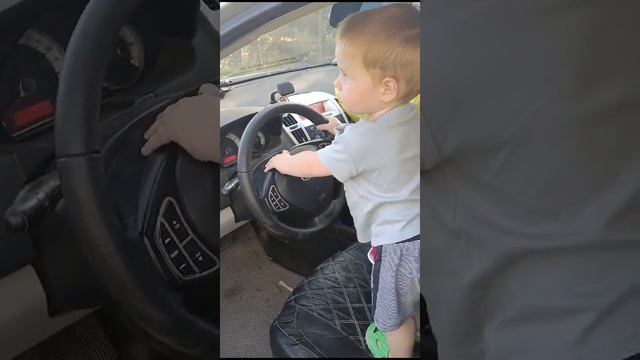 Малыш Мишутка как заправский водитель проверяет всё ли работает!